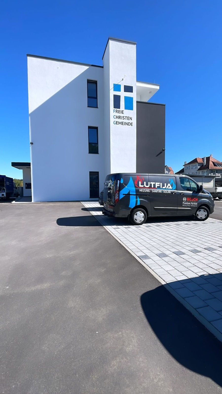 Lutfija Servicefahrzeug vor einem Neubau